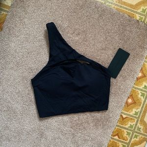 Alphalete ‘Asymmetrical’ Sports Bra (S) - black